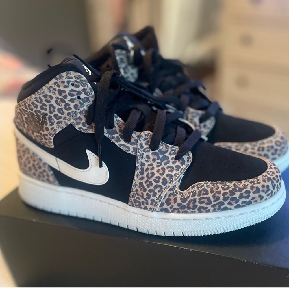 Jordan 1’s ladies size 7.5 true to size fit classic! Kids size 6. Original box.